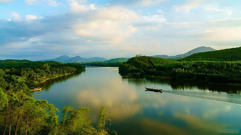 Official Hue: Dragon Boat, Imperial Citadel, & Market tour - A quiet start on the Perfume River