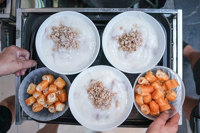 Old Quarter Food Tour in Hanoi - Five restaurants, market snacks, beer, and a cocktail