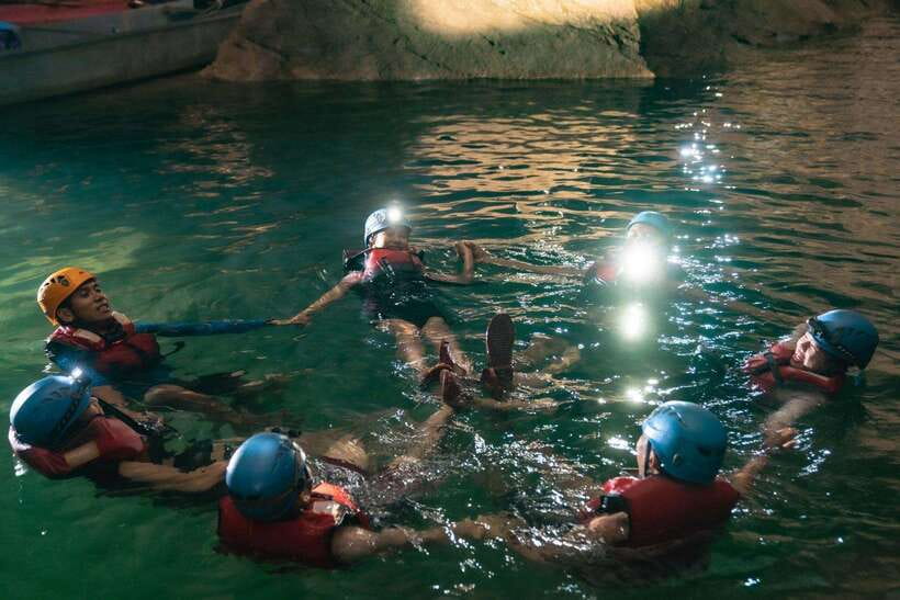 Phong Nha: Phong Nha Cave Expedition 4.5 km by Kayak - The underground lake and picnic lunch