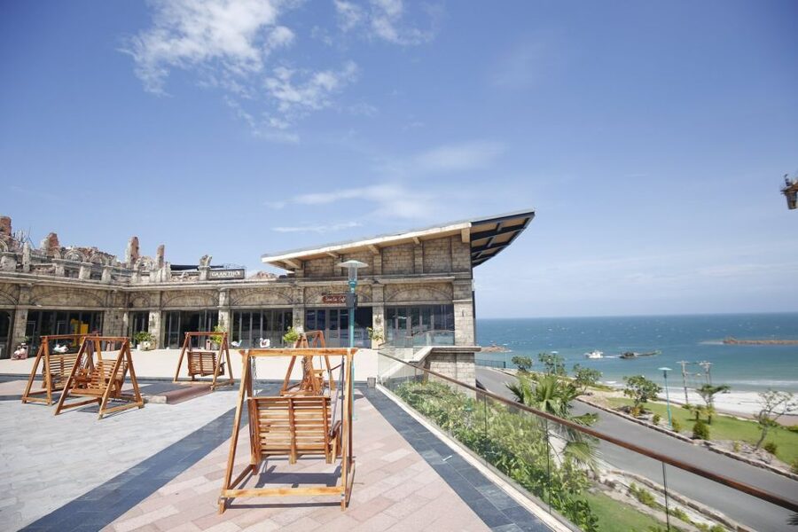 Phu Quoc: Sunworld Hon Thom Nature Park Entry Ticket - Lunch, restaurants, and the optional evening show