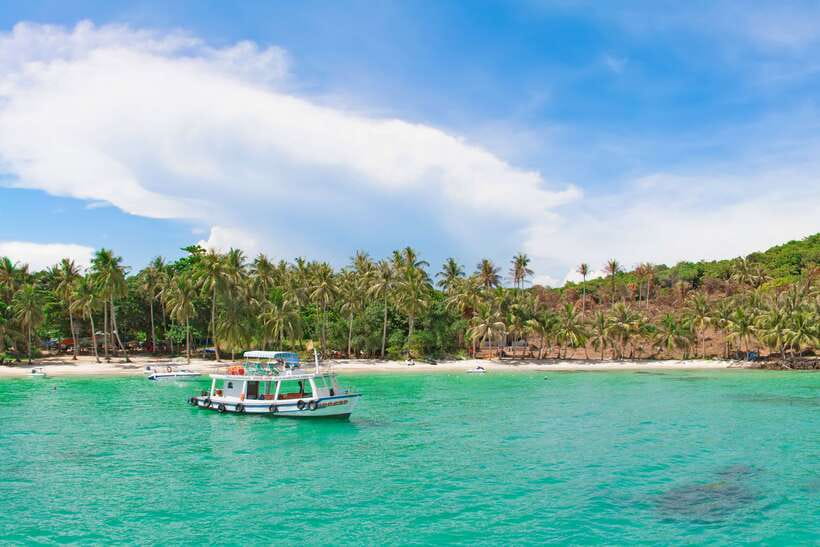 PHU QUOC TRIP 2: 2 ISLANDS BY BOAT - Fishing Before the Snorkeling Stop