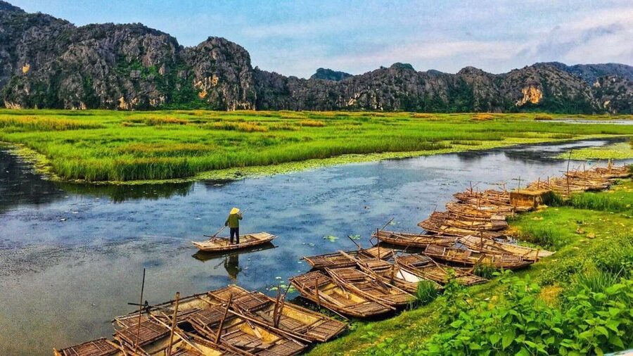 Private Car/Bus Renting Hanoi - Ninh Binh - Halong - Sapa... - Local lunch before the hardest walk
