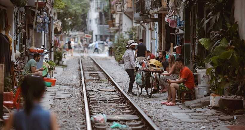 Private Hanoi Walking Tour with visit Train Street - Dong Xuan Market’s everyday Hanoi