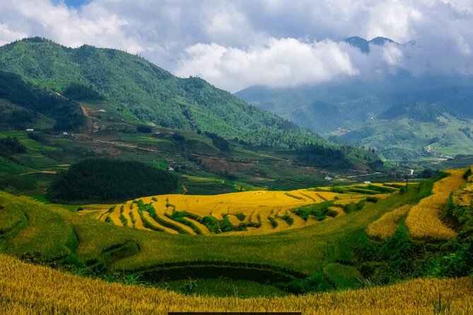 Sapa Love Silver Waterfall, Lonely Tree in Heaven Gate,San Sa Ho - Silver Waterfall at 1,900 meters