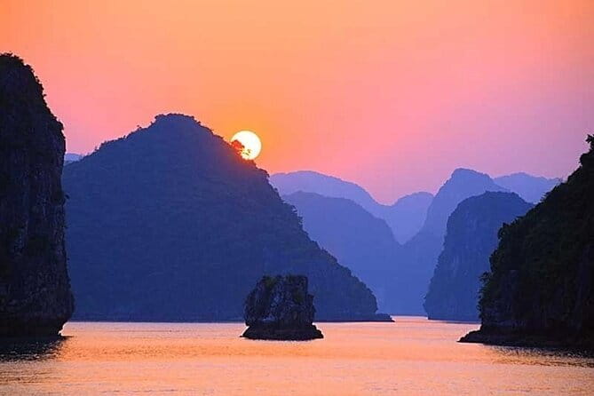 Sunset Tour in Lan Ha Bay | 4-star Daiichi Cruise - Getting From Cat Ba Town to Cai Beo Wharf