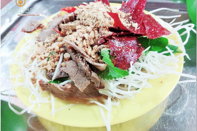 Tasting 8 Different Hanoi Street Foods at Noon Time - A small group, but still a walking tour