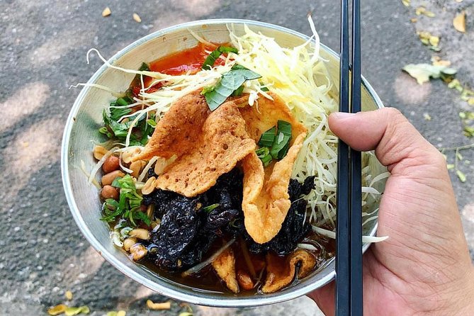 Top Notch Street Food Motorbike Tour In Ho Chi Minh City - Le Van Tam Park starts things gently